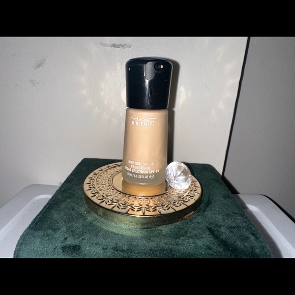 MAC Cosmetics Mineralize Moisture Foundation - NC15 - Picture 1 of 4